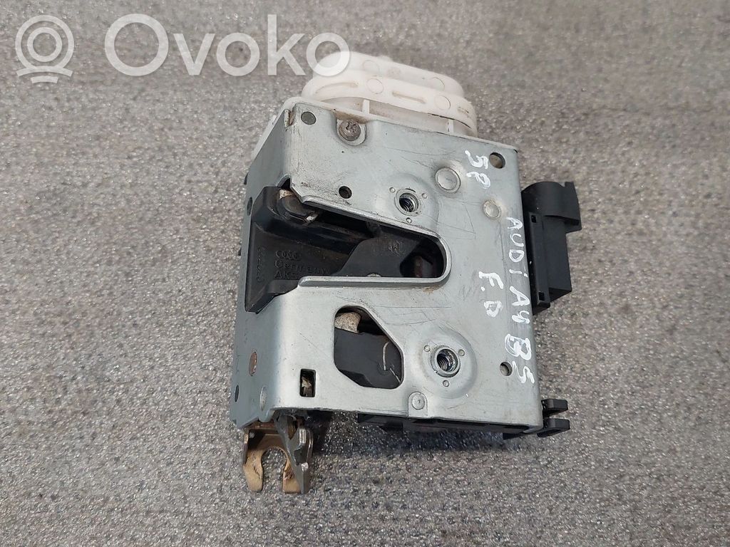 Audi A4 S4 B5 8D Cerradura de puerta delantera 