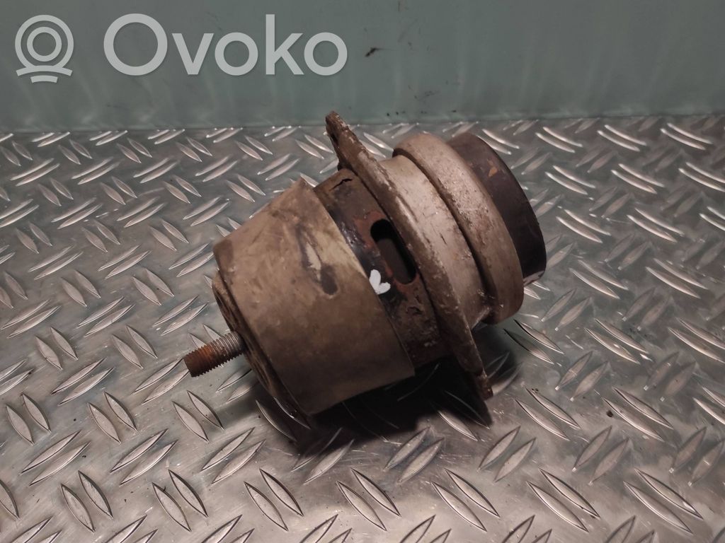 Volkswagen Touareg I Engine mount bracket 