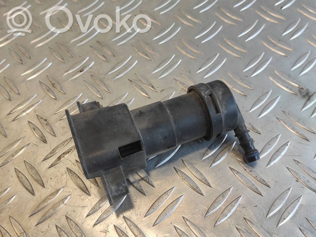 Audi A4 S4 B6 8E 8H Dysza spryskiwacza lampy przedniej 