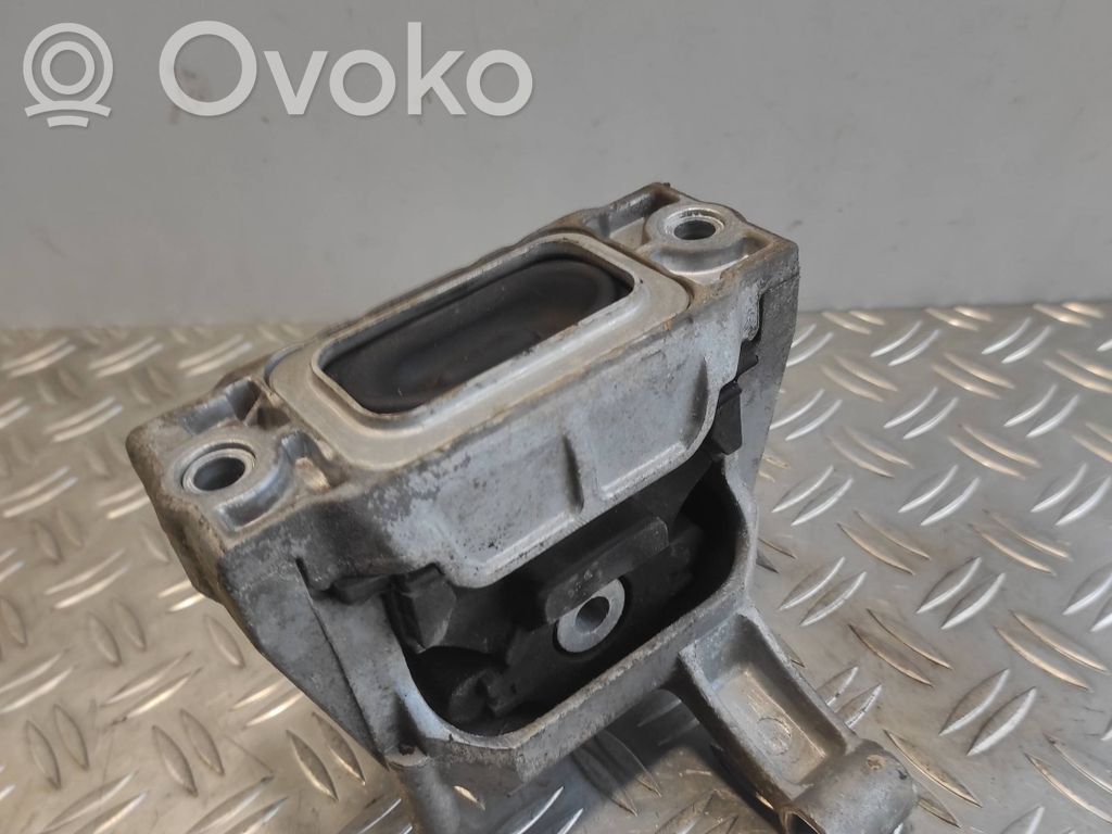 Volkswagen Tiguan Engine mount bracket 