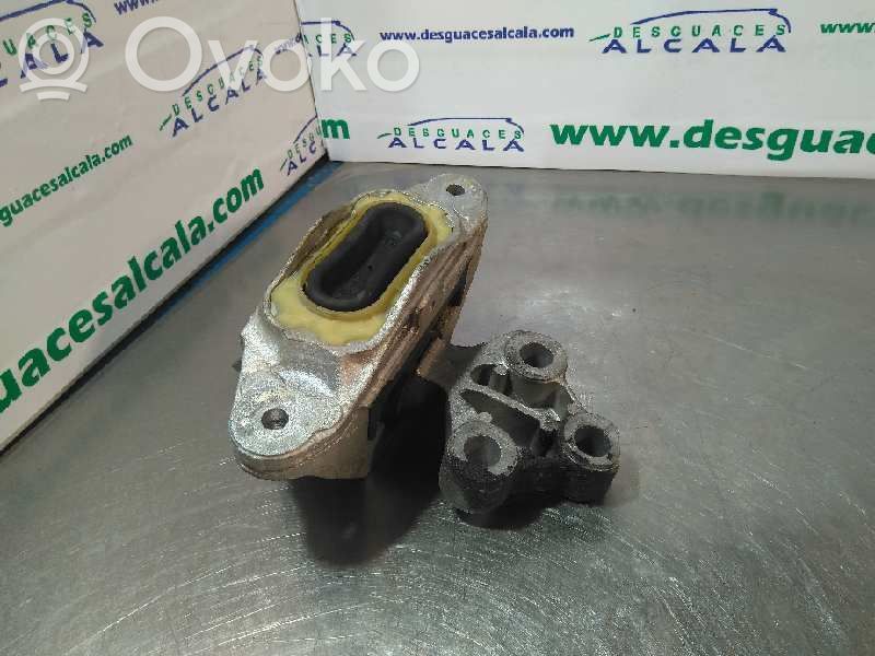Engine mount bracket   682064,DISTRIBUCIN