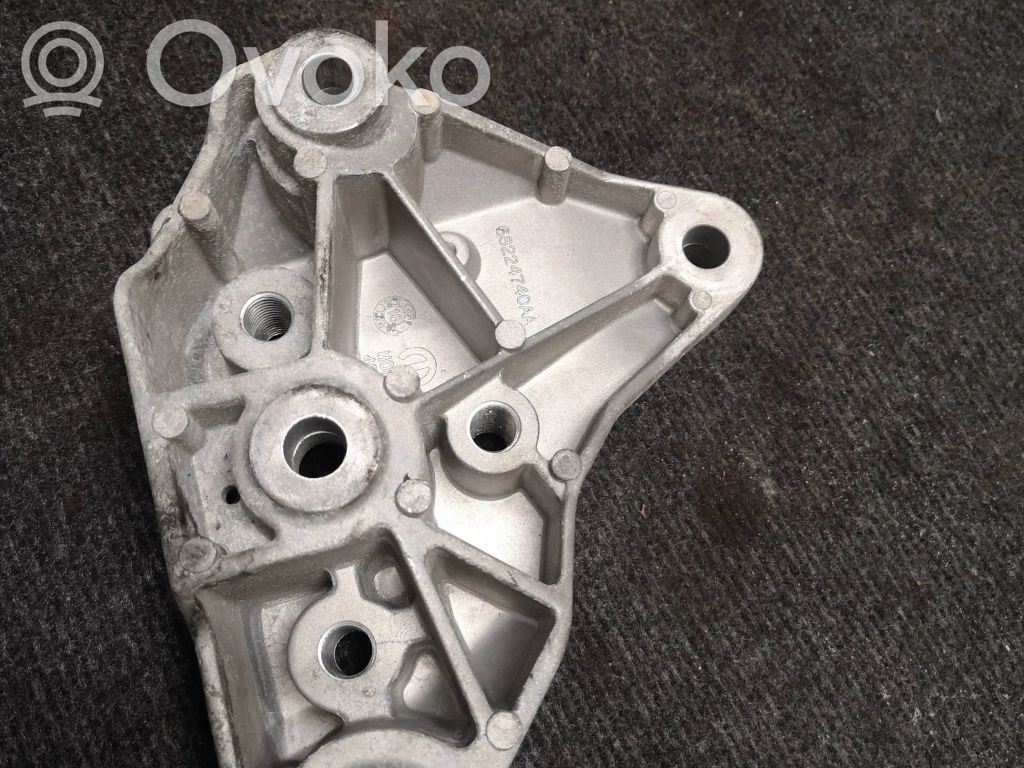 Chrysler Pacifica Gearbox mounting bracket 