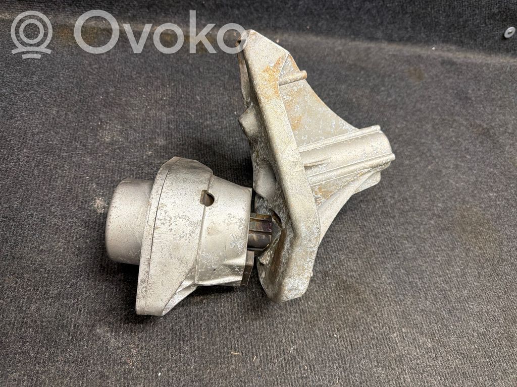 Chevrolet Camaro Engine mount bracket 
