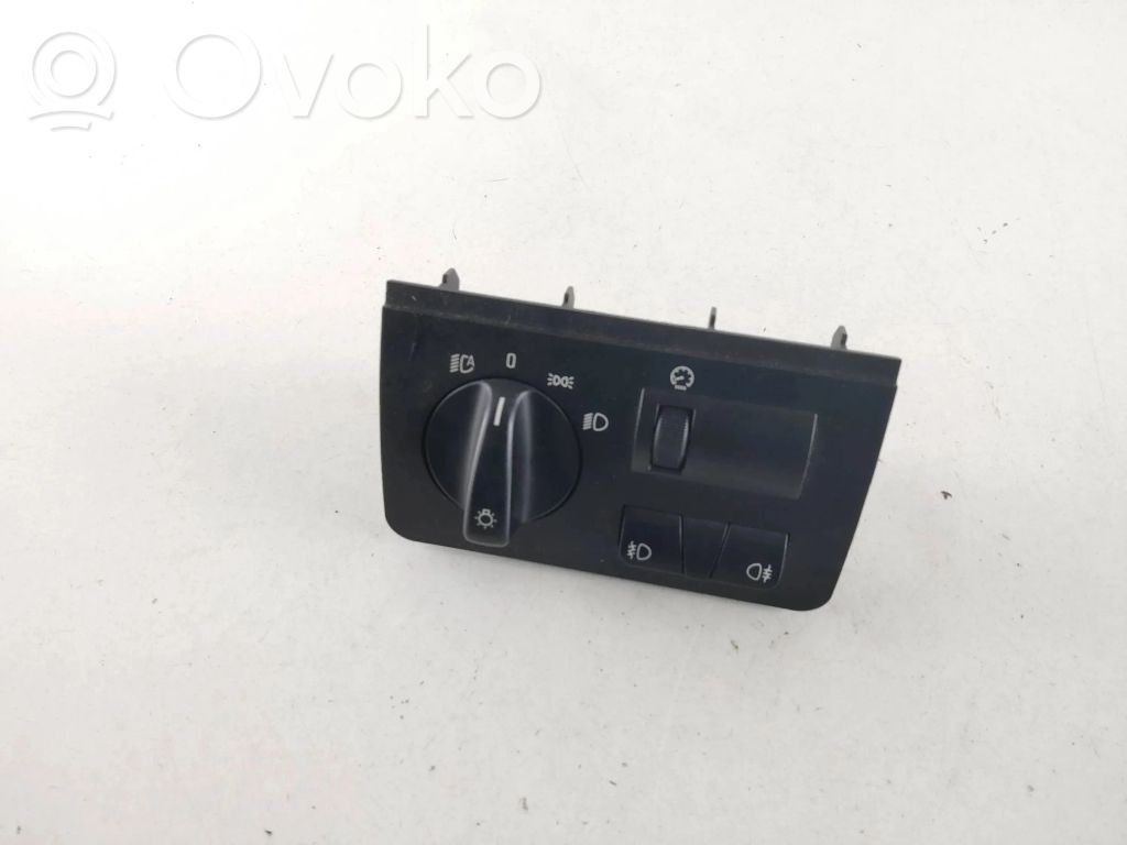 Light switch   6909775