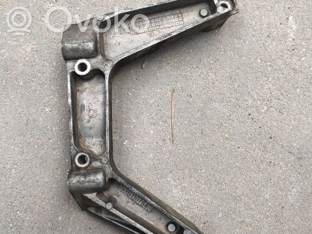Engine mounting bracket   KKU107640