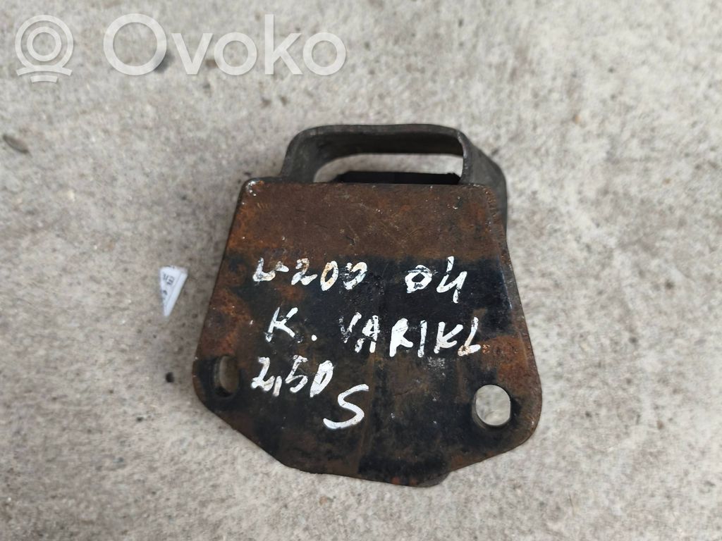 Engine mount bracket   MR210868