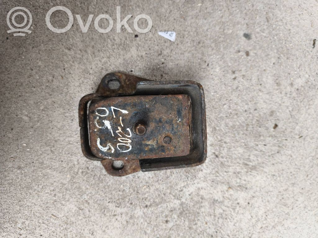 Mitsubishi L200 Engine mount bracket 