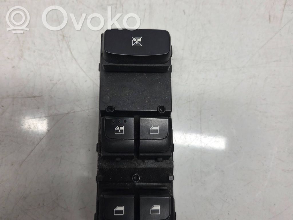KIA Stonic Electric window control switch 