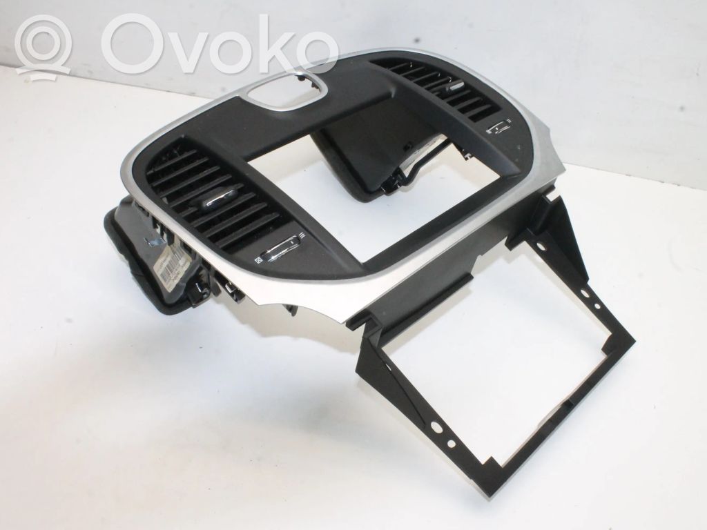 Chrysler 300C Verkleidung Radio / Navigation 