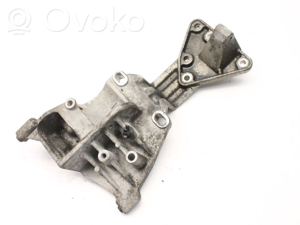 Volvo V40 Generator/alternator bracket 
