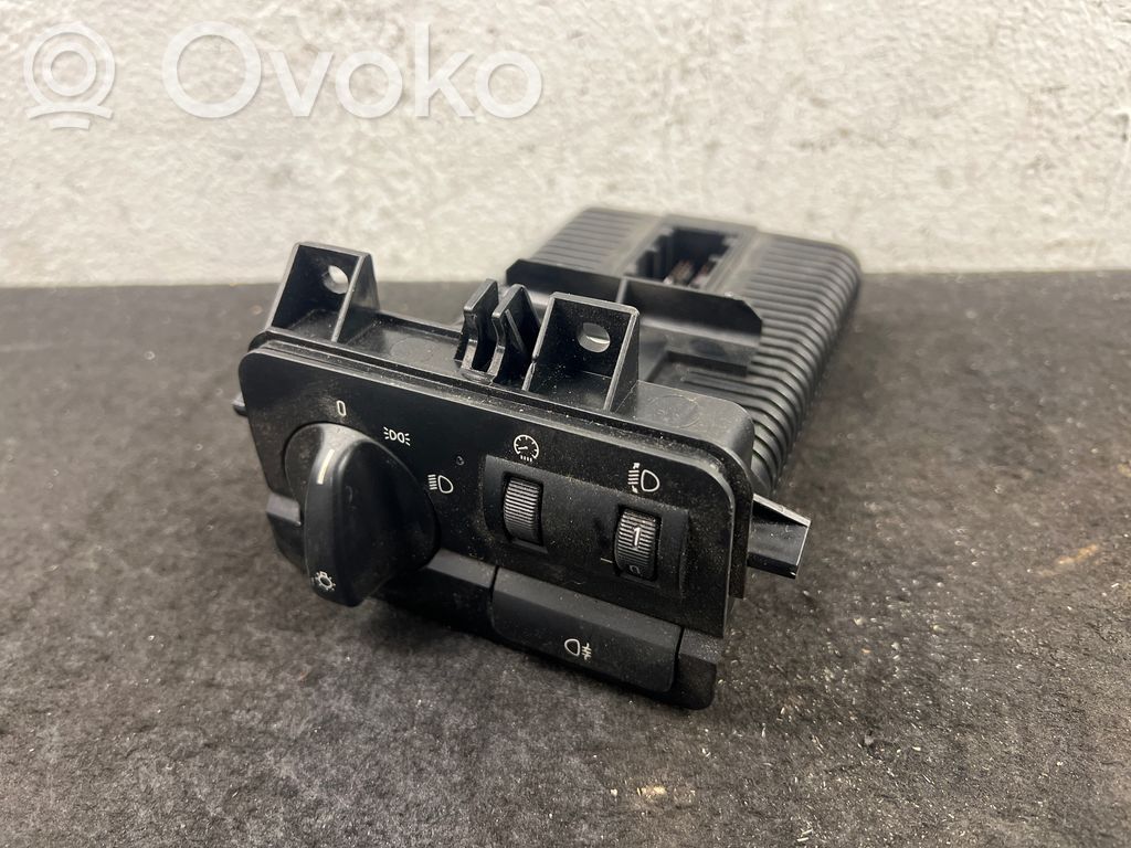 Light switch   6936820,0003883,532228400
