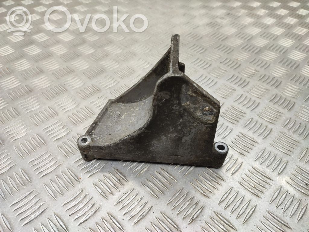 Opel Vivaro Engine mounting bracket 