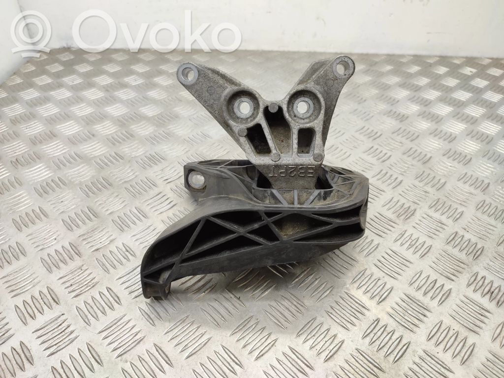 Peugeot 3008 II Engine mount bracket 