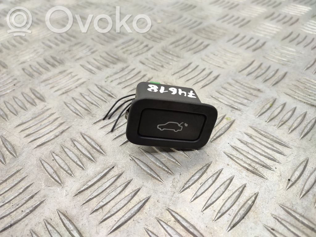 Tailgate/boot open switch button   AF6310E998AA
