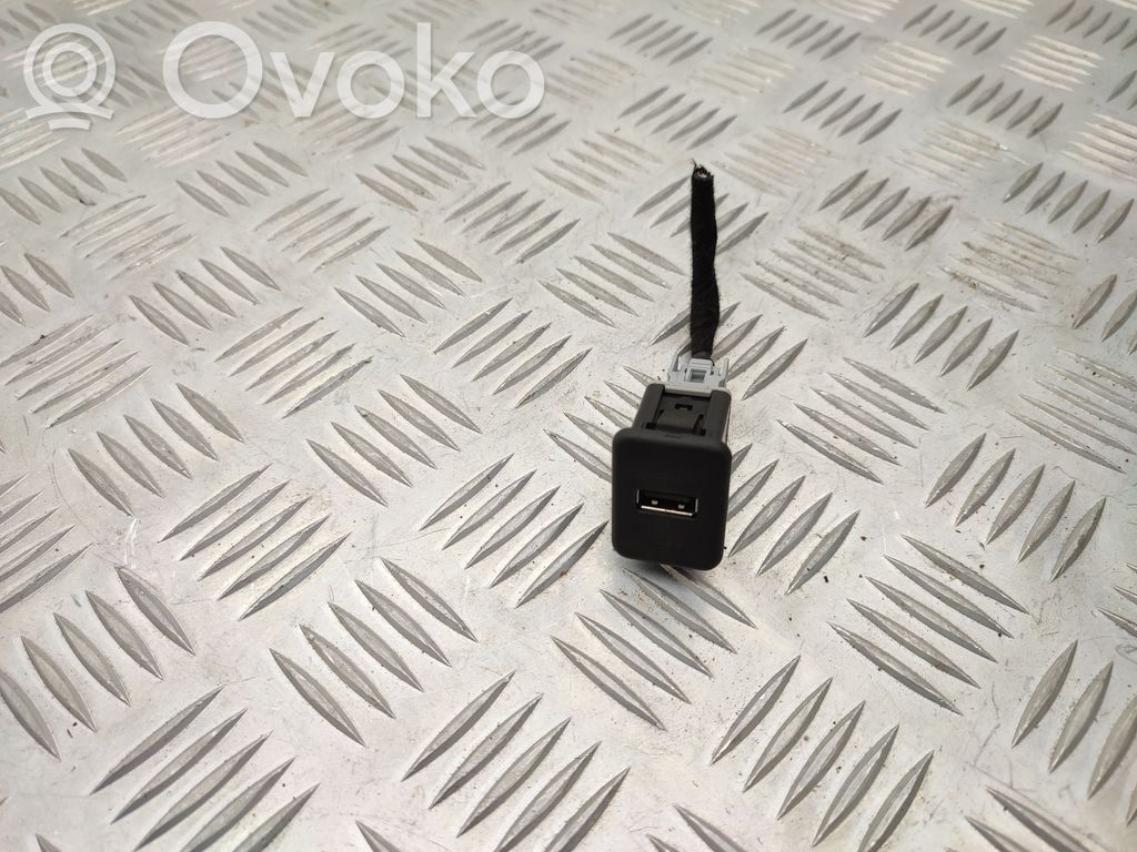 Opel Corsa E USB-Anschluss 