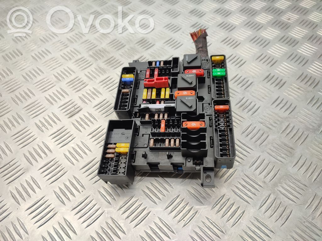 BMW 2 F45 Saugiklių blokas 
