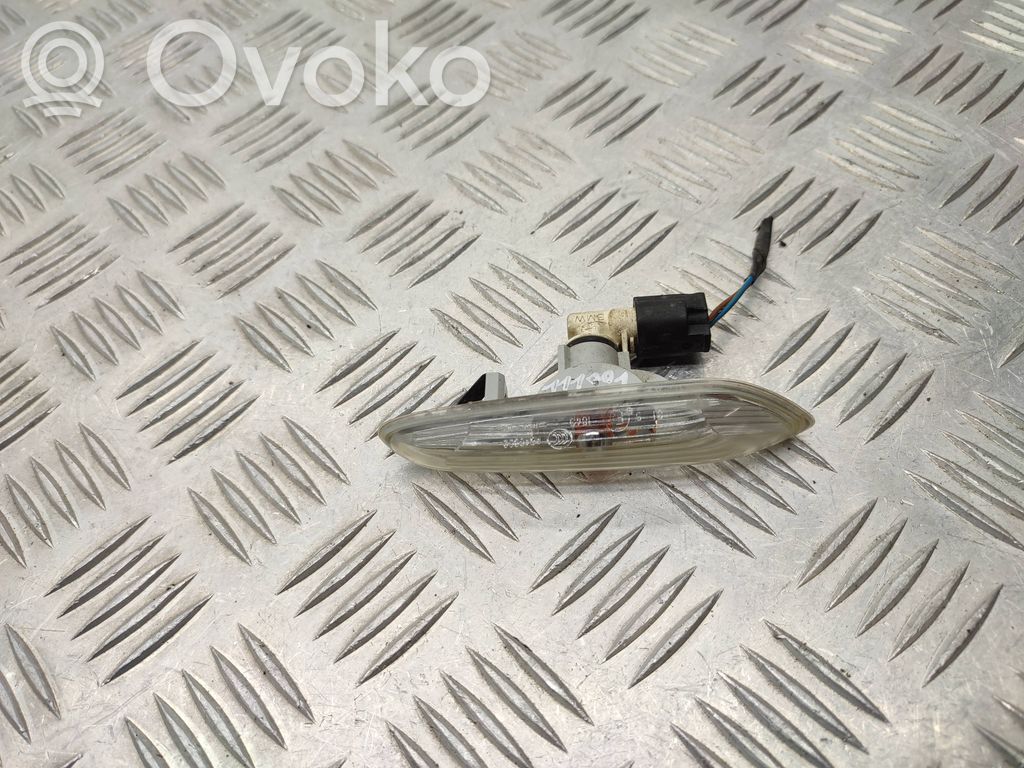 Front fender indicator light   6932998
