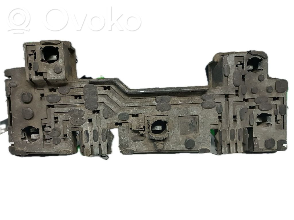 Ford Orion Takavalon polttimon suojan pidike 