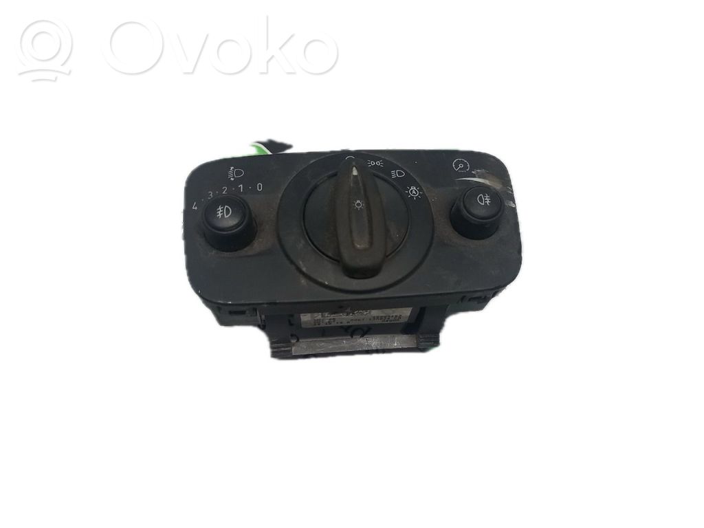Light switch   18889152