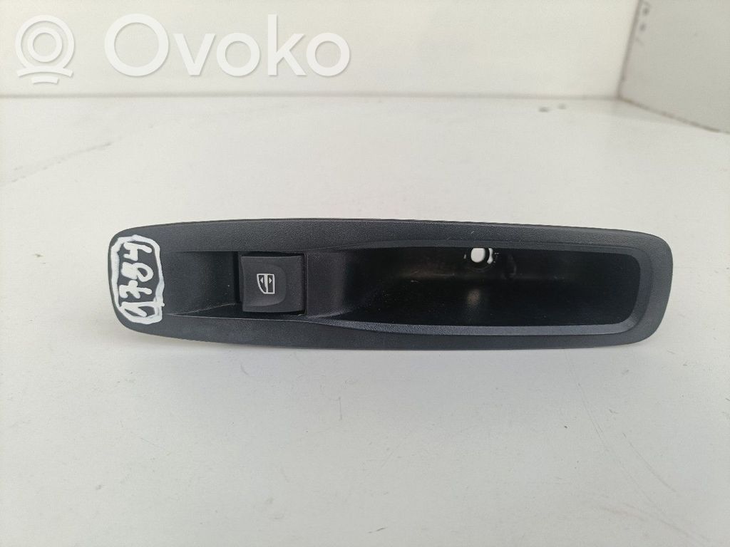 Electric window control switch   829507746R