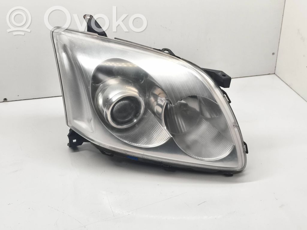 Toyota Avensis T250 Faro/fanale 