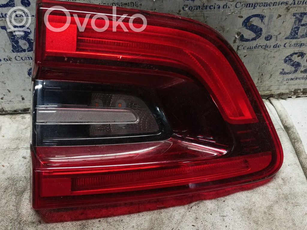 Tailgate rear/tail lights