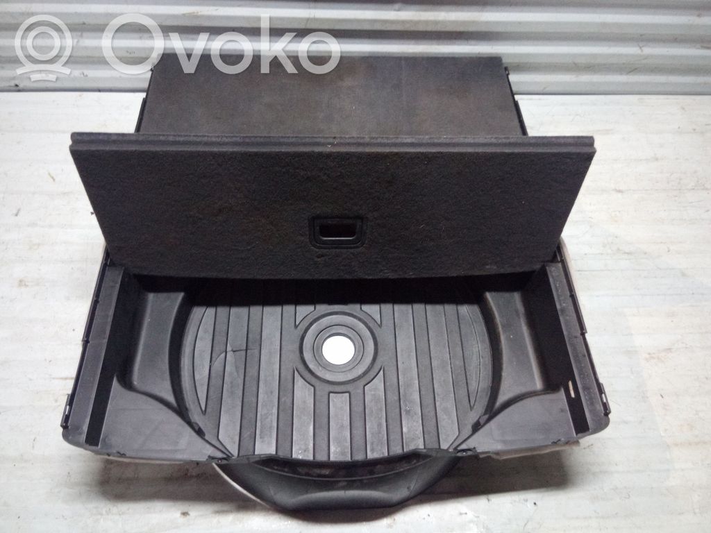 Audi A4 S4 B7 8E 8H Atsarginio rato skyriaus apdaila 