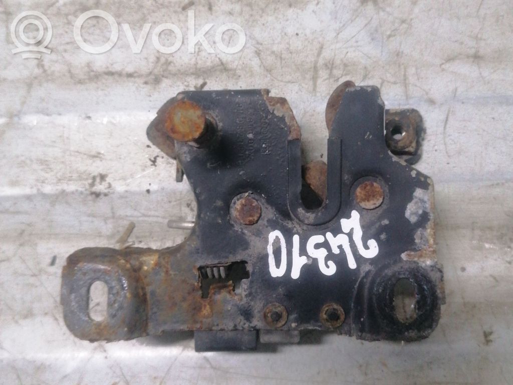 Audi A3 S3 8L Konepellin lukituksen vastakappale 