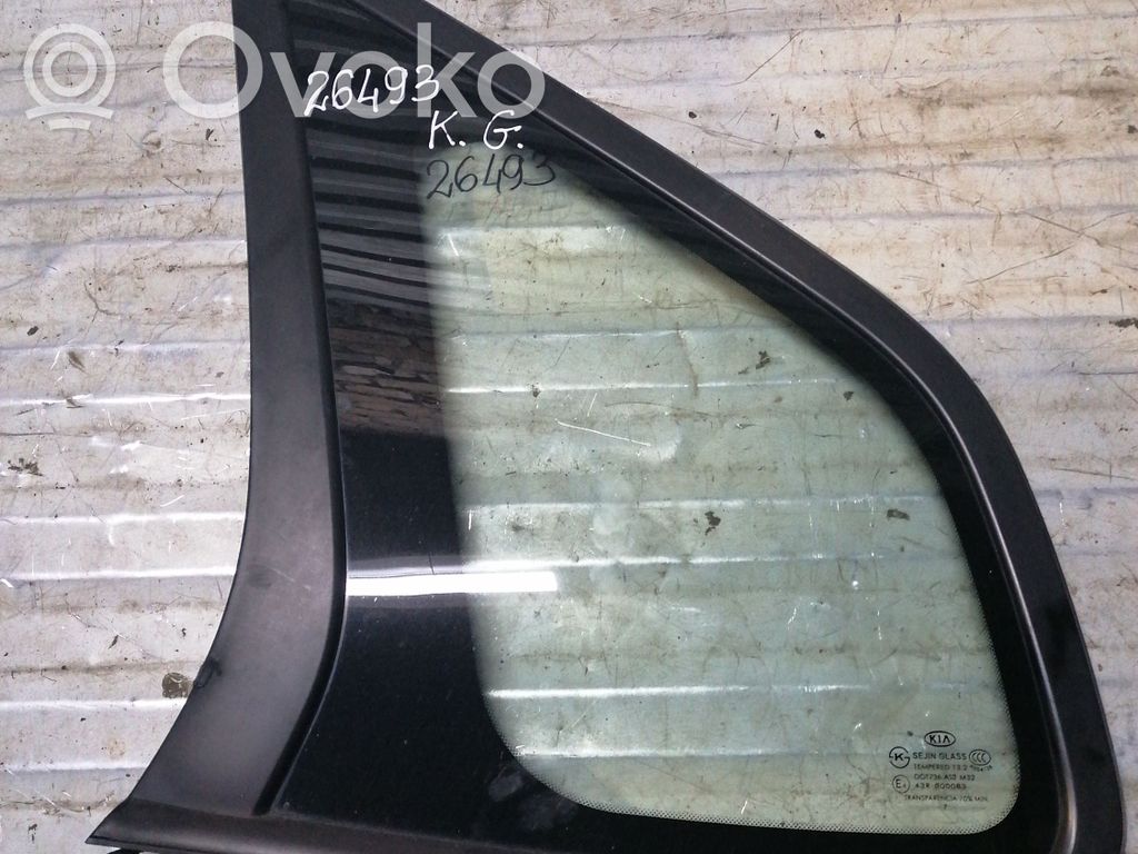 KIA Carens II Rear side window 