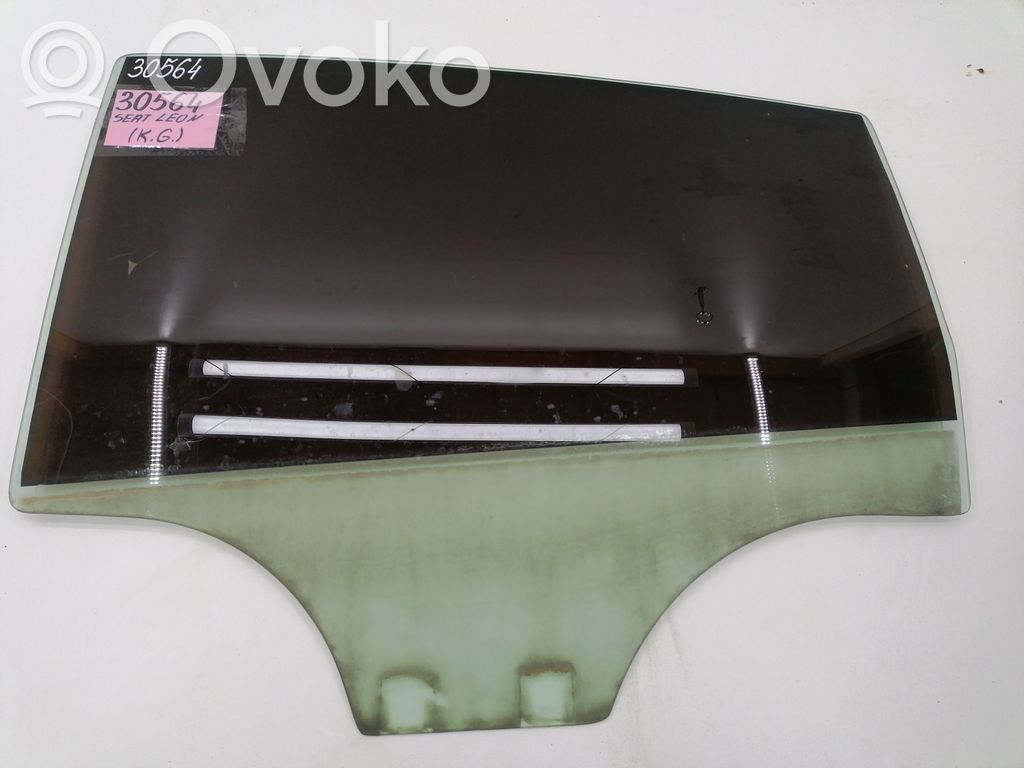 Seat Leon (1P) Rear door window glass 