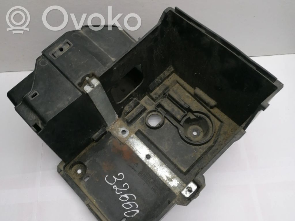 Ford Focus Akkulaatikon alusta 