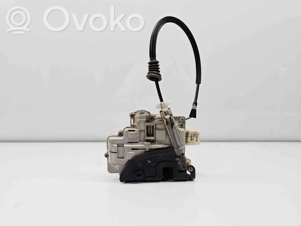 Volkswagen PASSAT B6 Serratura portiera anteriore (vicino alla maniglia) 