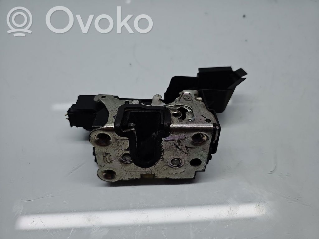 Dacia Duster Front door lock (next to the handle) 