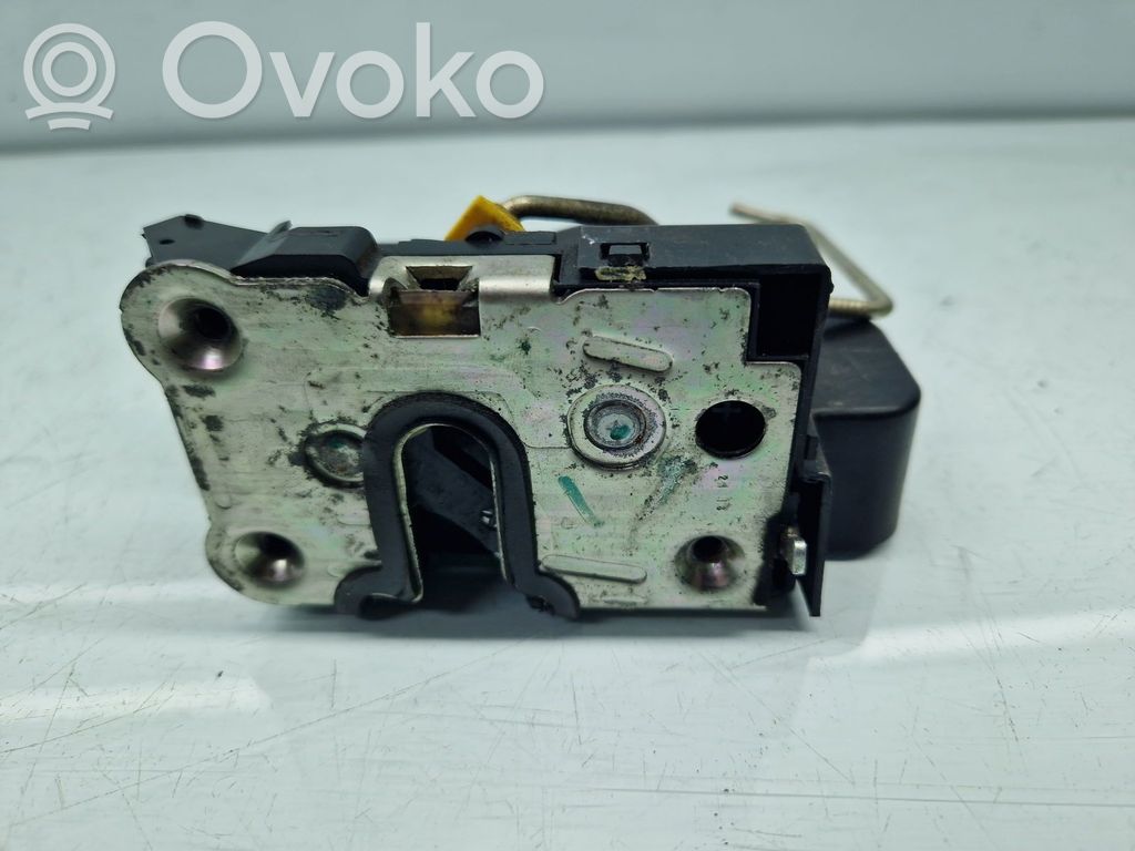 Dacia Duster Etuoven lukko (kahvan vieressä) 