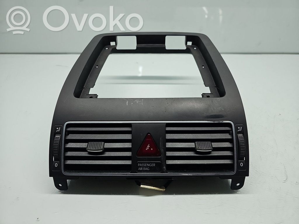 Volkswagen Touran II Dysze / Kratki środkowego nawiewu deski rozdzielczej 