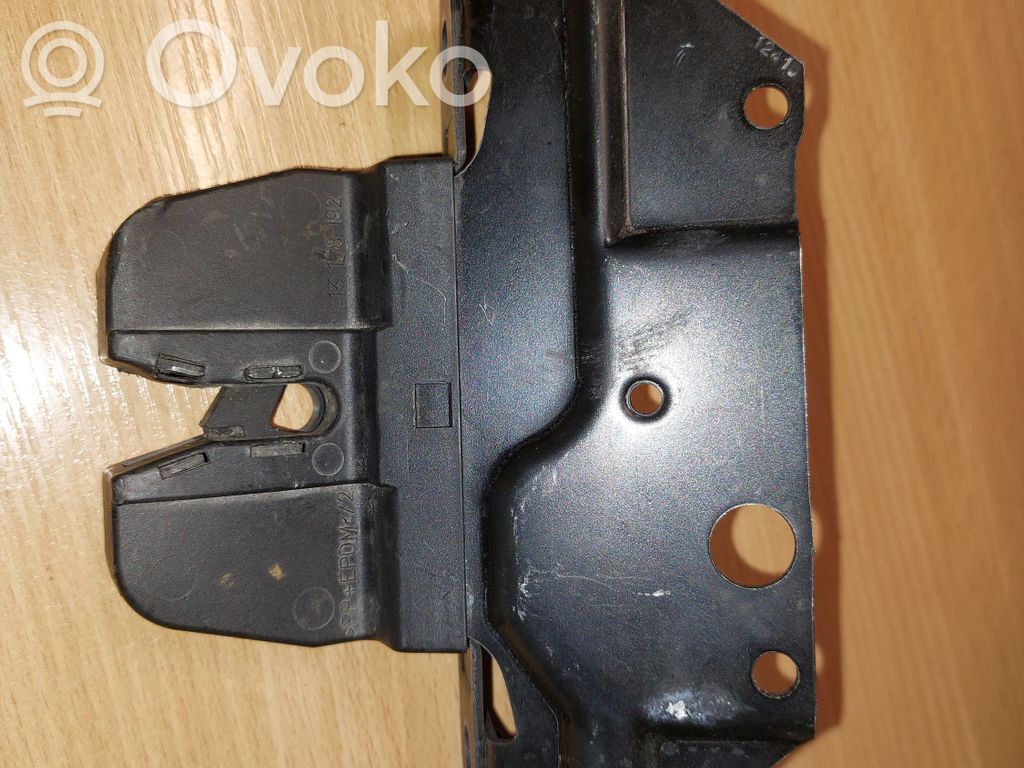Loading door lock   13178192