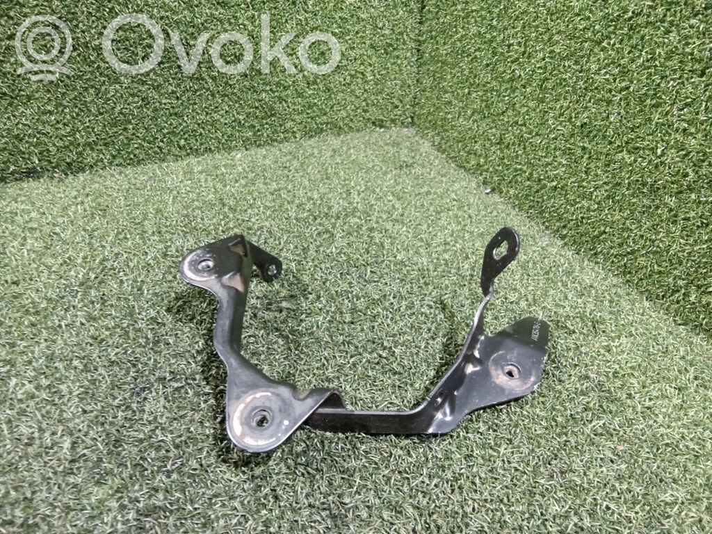 Ohjaustehostimen pumpun kannake   A0035476E