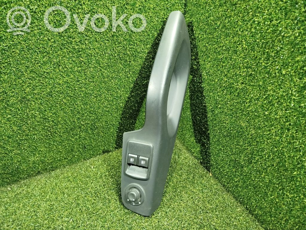 Opel Vivaro Front door interior handle trim 