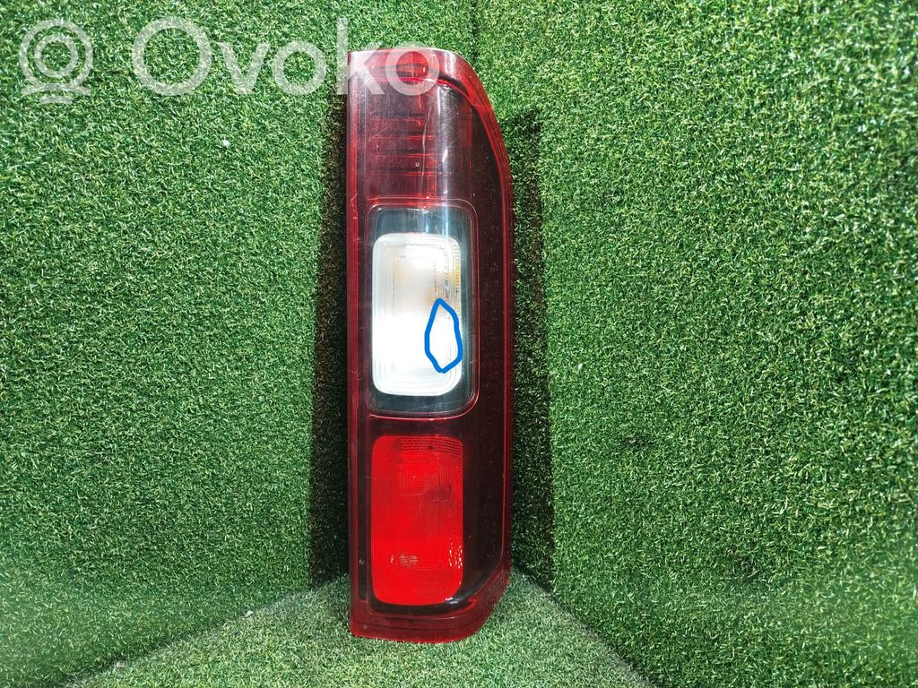 Opel Vivaro Aizmugurējais lukturis virsbūvē 