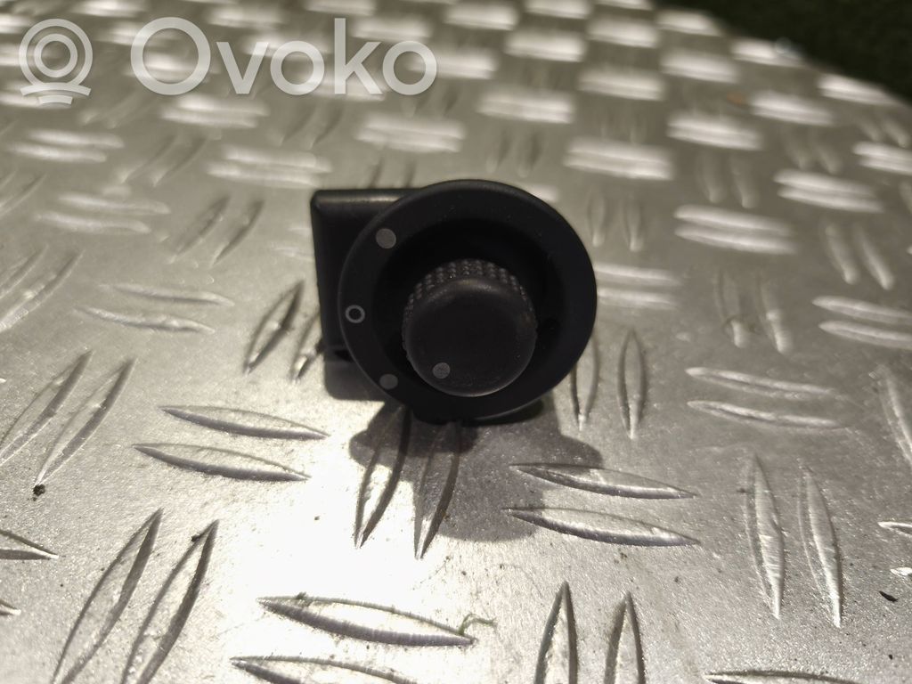 Renault Trafic III (X82) Wing mirror switch 