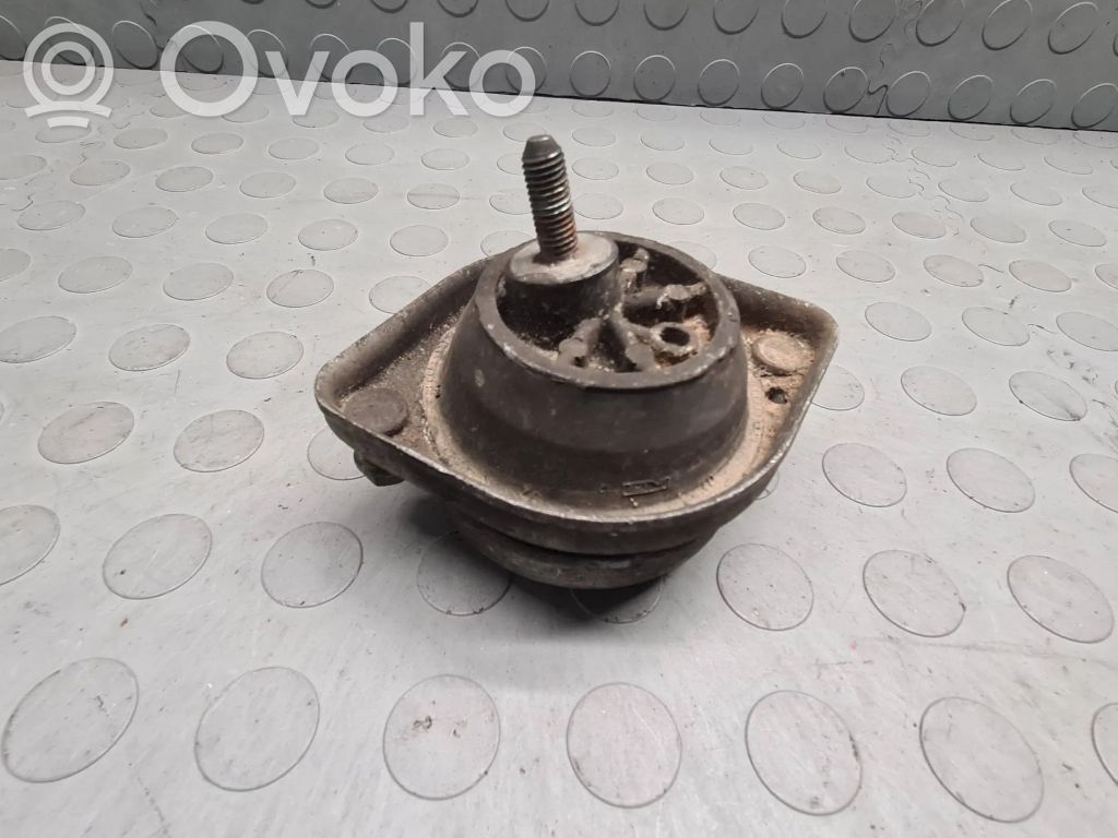 BMW 7 E38 Engine mount bracket 