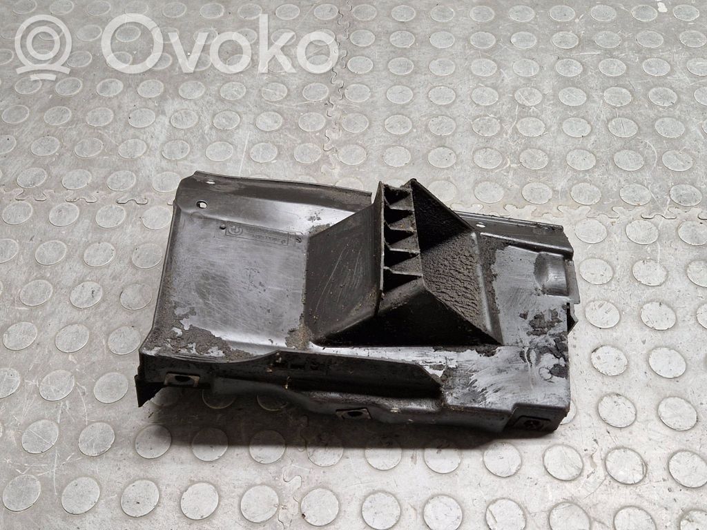 BMW 7 E38 Jarrujen jäähdytysilmakanava 
