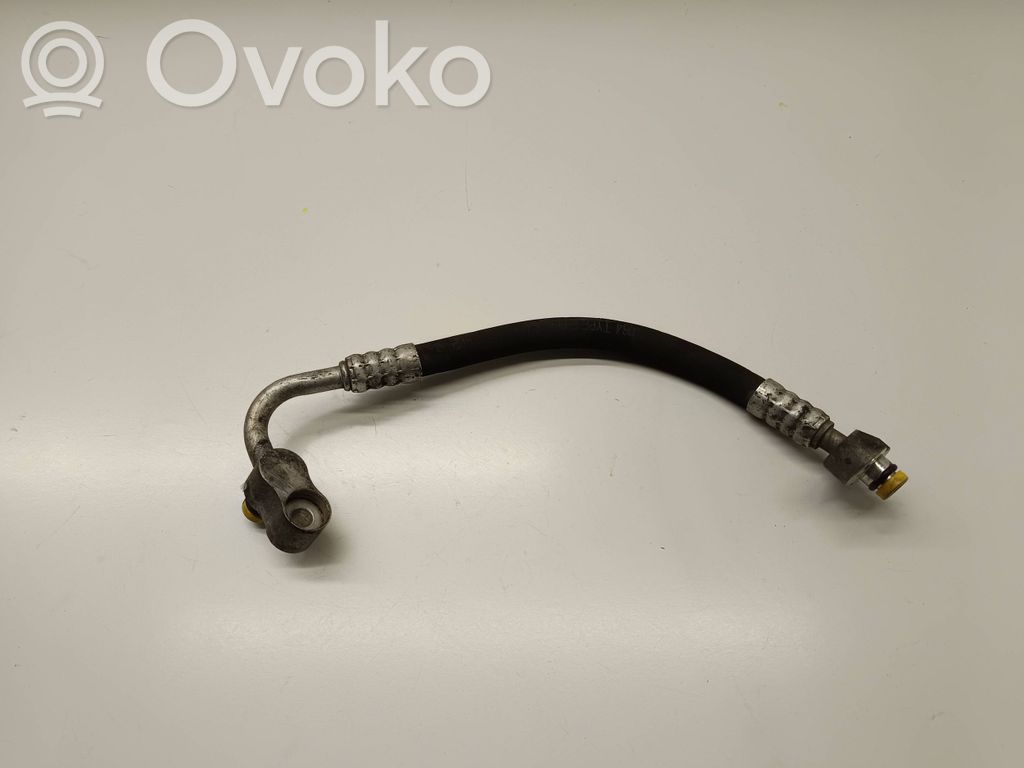Ilmastointilaitteen putki (A/C)   8379719