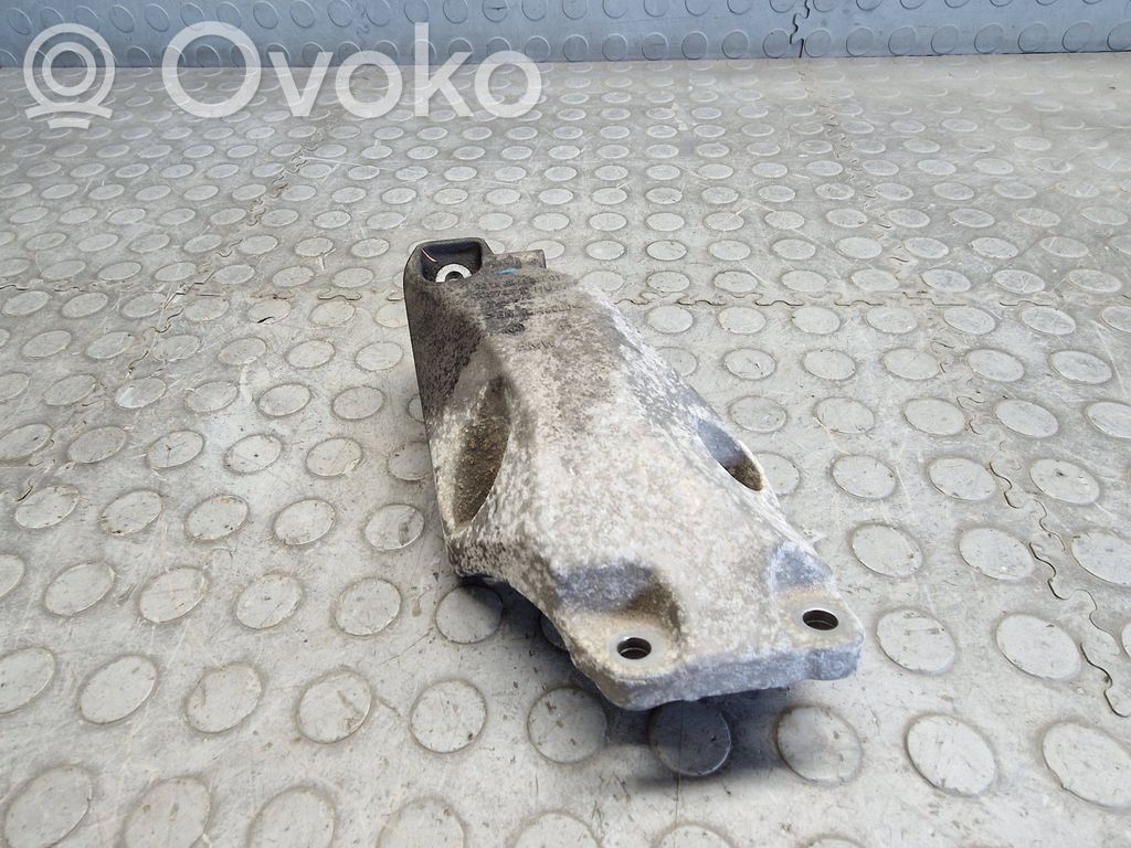 Engine mounting bracket   6861401