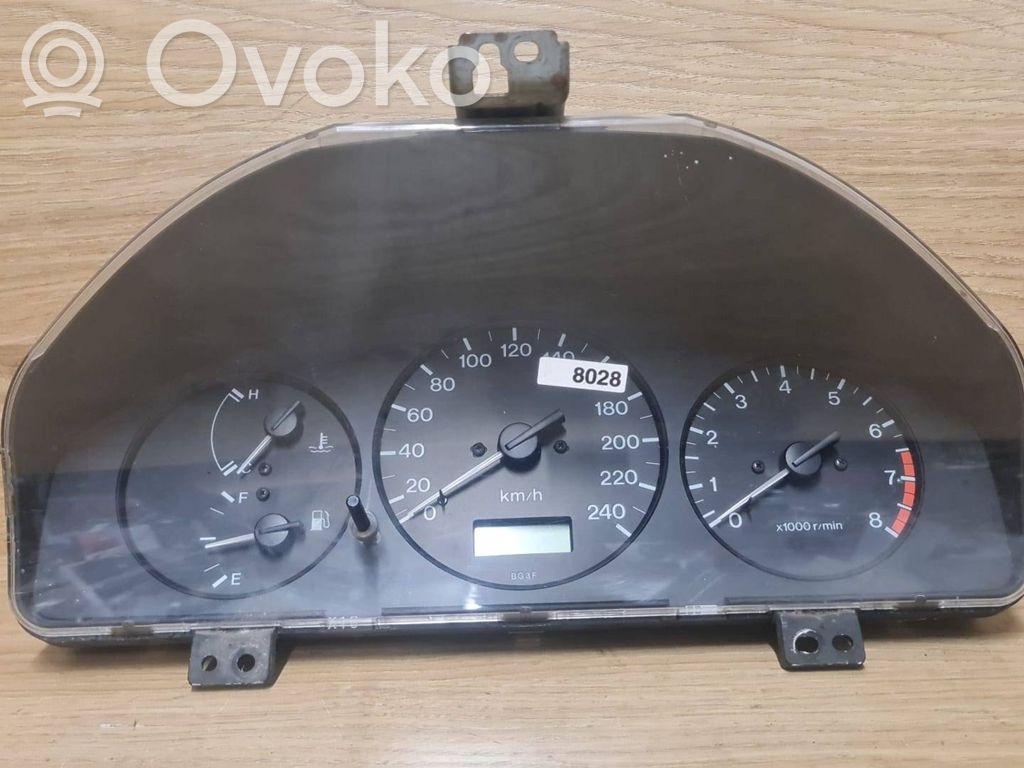 Mazda 323 F Geschwindigkeitsmesser Cockpit 
