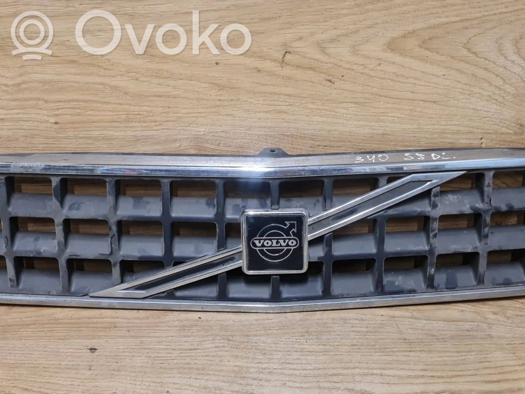 Volvo 340 -  360 Etupuskurin ylempi jäähdytinsäleikkö 