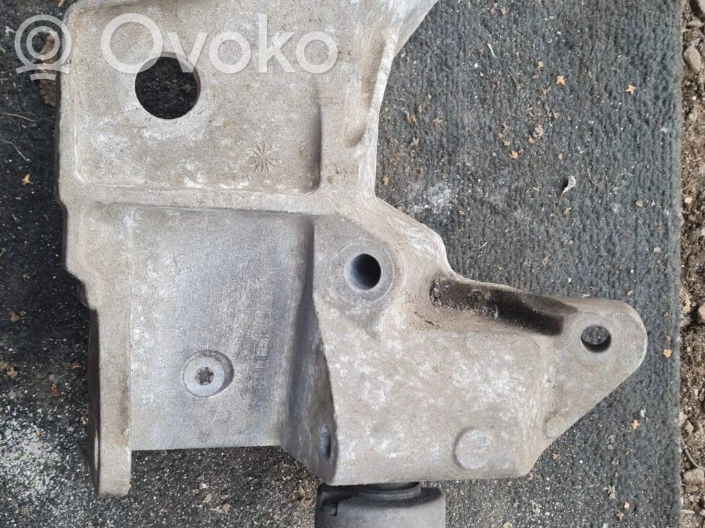 Volvo XC60 Engine mounting bracket 