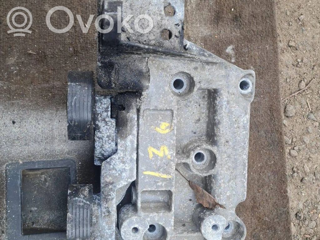 Engine mounting bracket   30757168