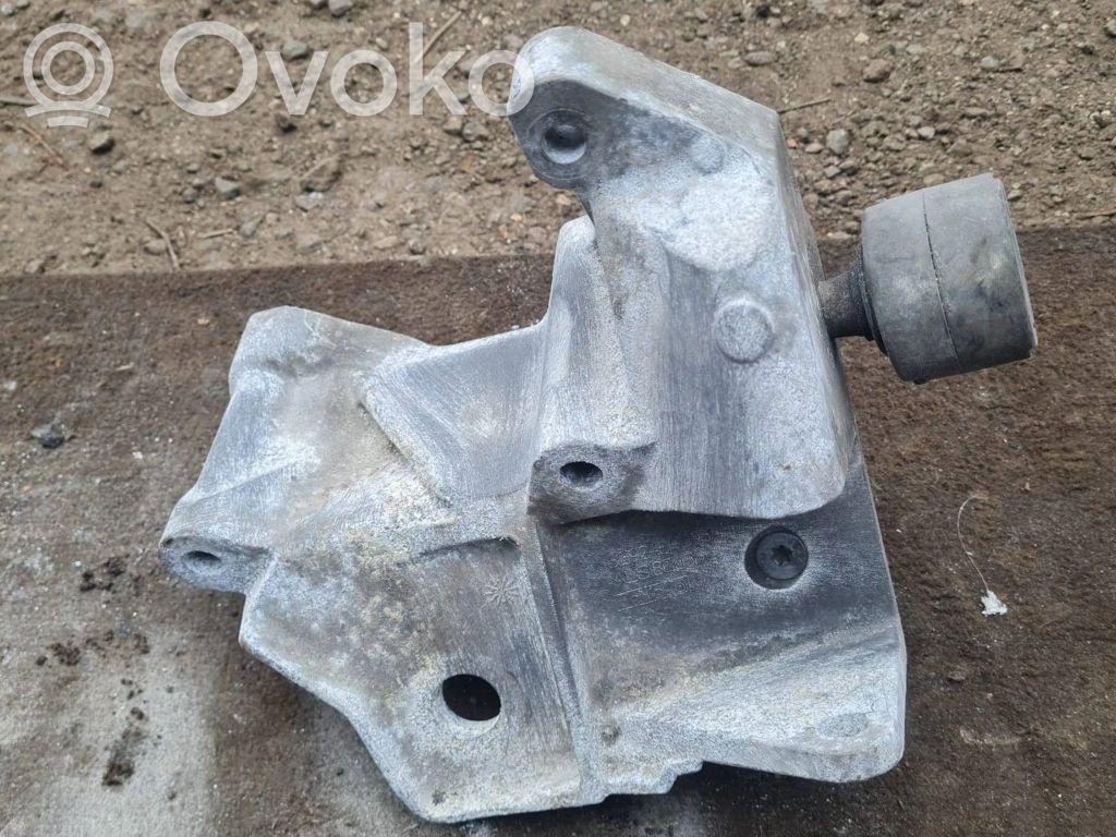 Volvo S80 Engine mounting bracket 