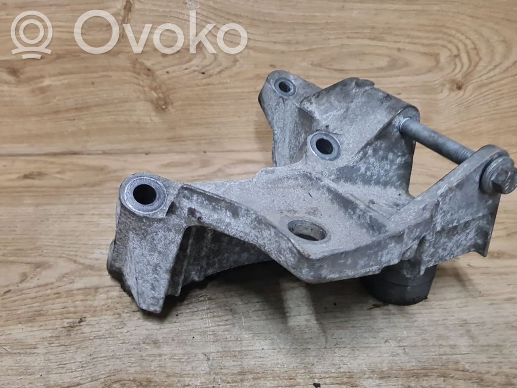 Volvo V70 Engine mounting bracket 